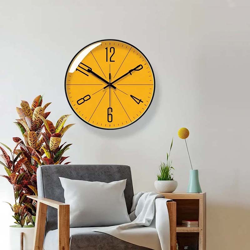 Horloge murale ronde avec un cadran jaune et des chiffres noirs