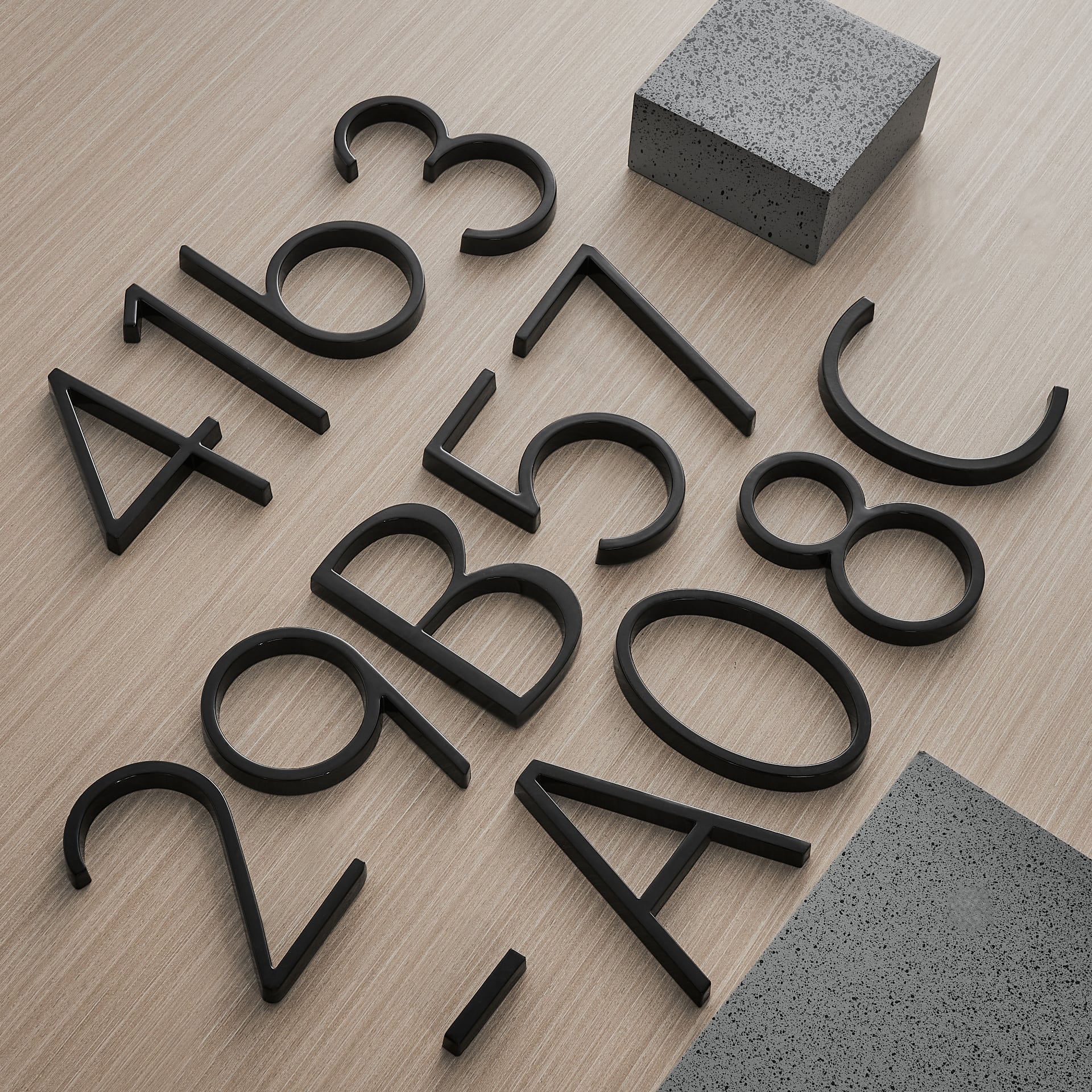 Numéro de maison noir avec chiffres en relief