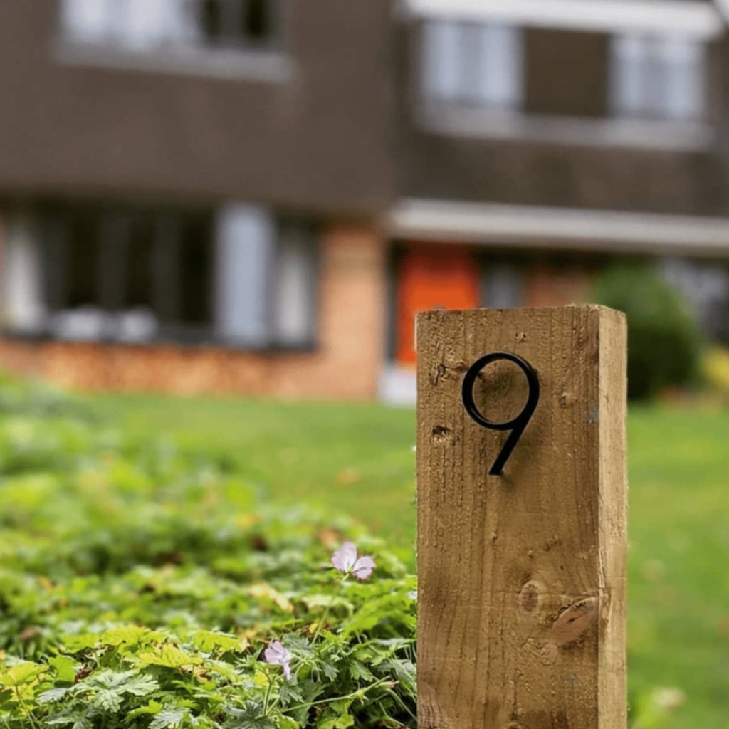 Numéro de maison noir avec chiffres en relief