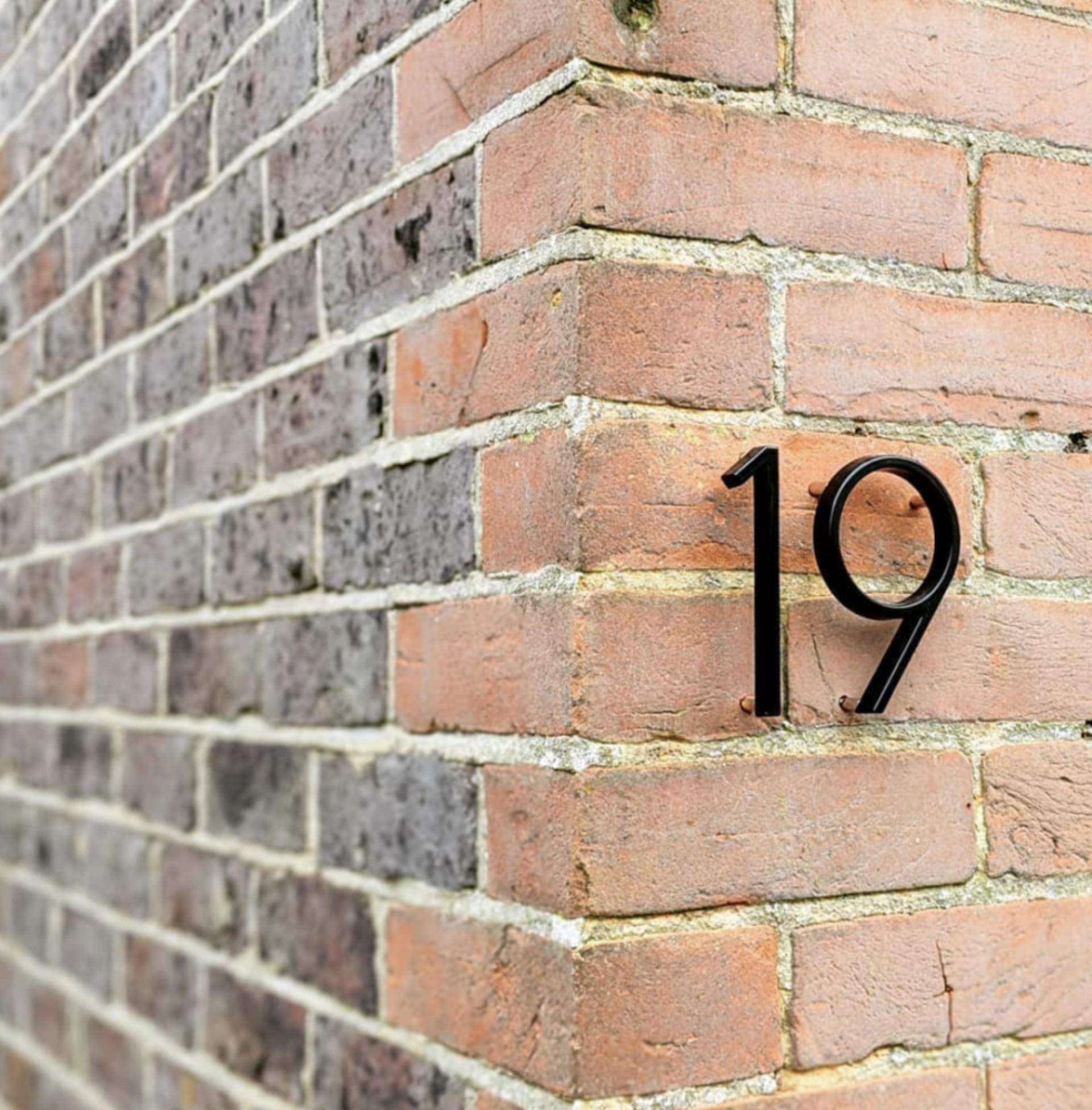 Numéro de maison noir avec chiffres en relief