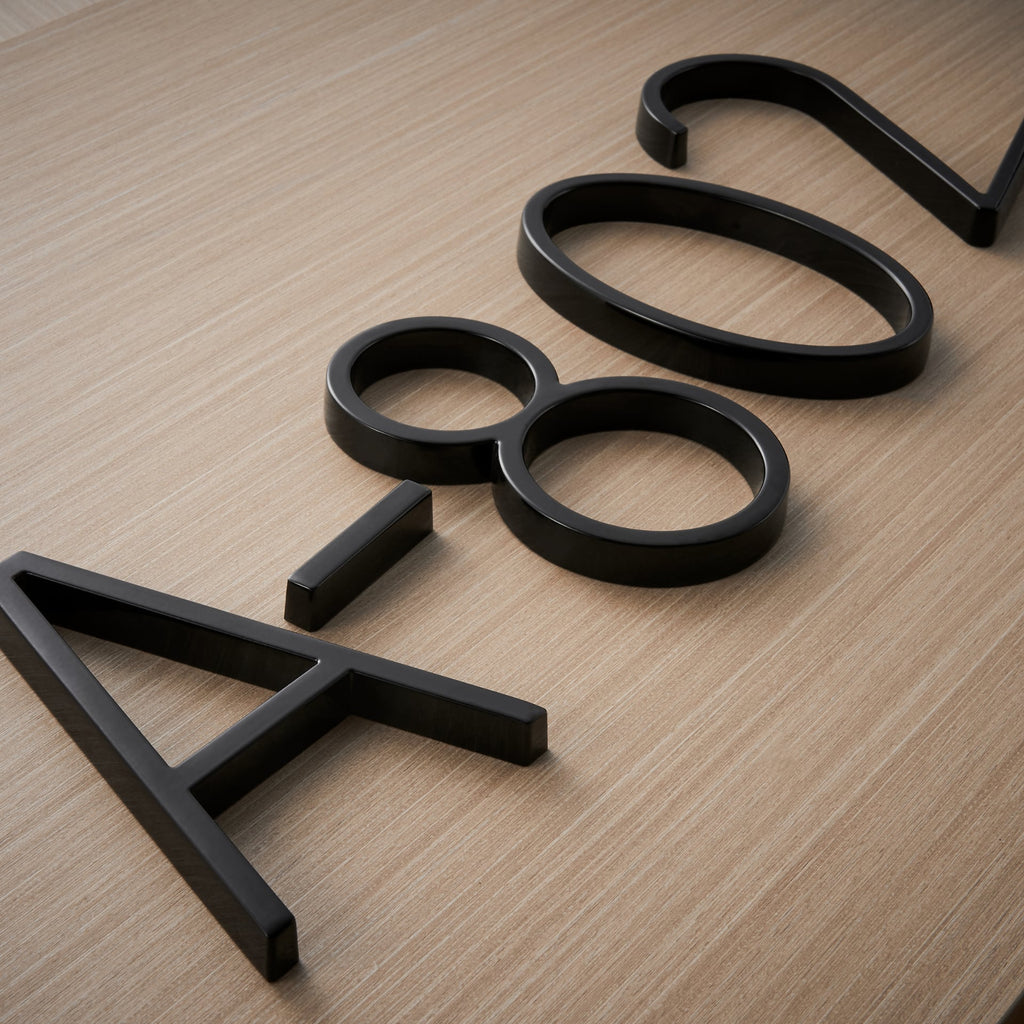 Numéro de maison noir avec chiffres en relief