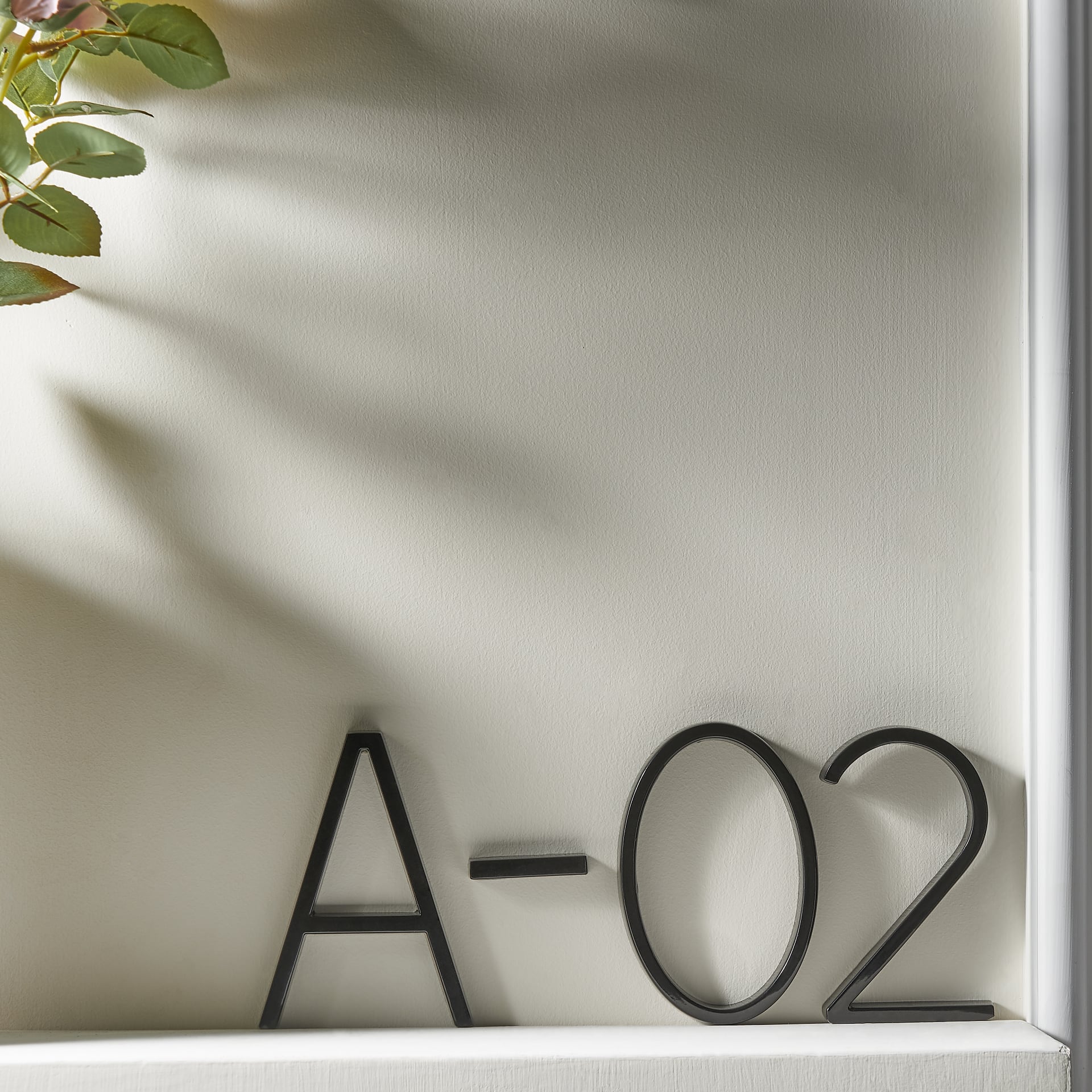 Numéro de maison noir avec chiffres en relief
