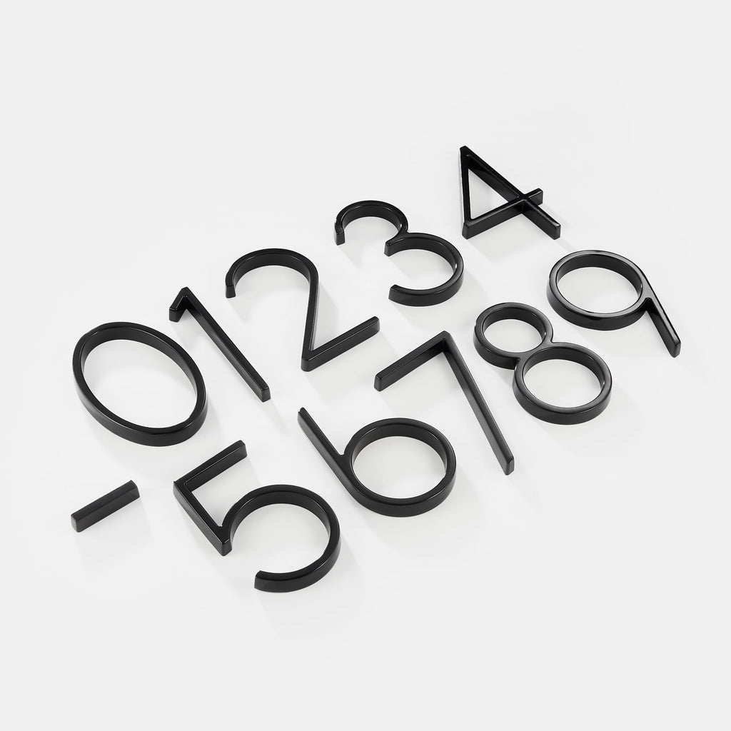 Numéro de maison noir avec chiffres en relief