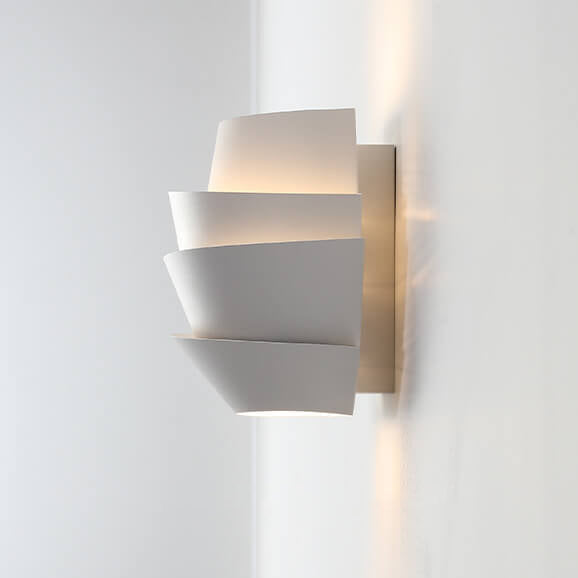 Namiya – Applique Japandi avec Design Asymétrique et Lumière Chaude
