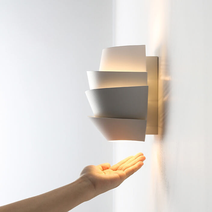 Namiya – Applique Japandi avec Design Asymétrique et Lumière Chaude
