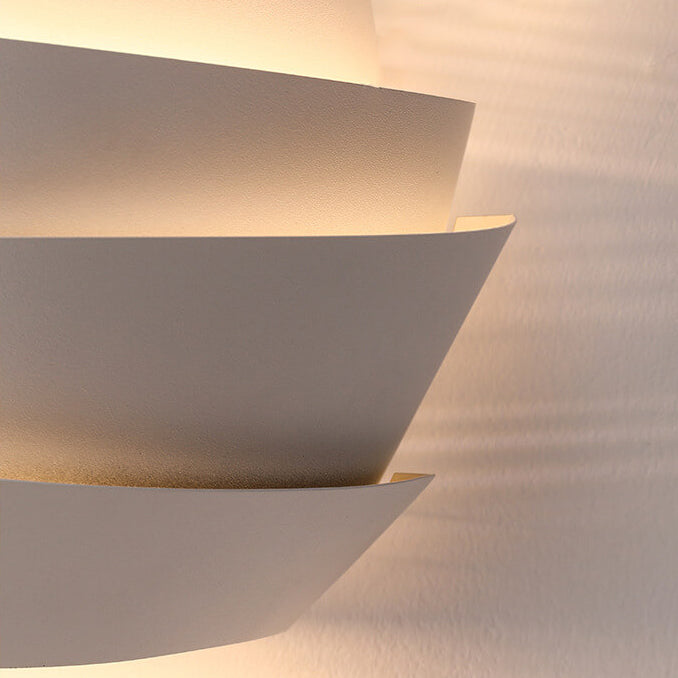 Namiya – Applique Japandi avec Design Asymétrique et Lumière Chaude