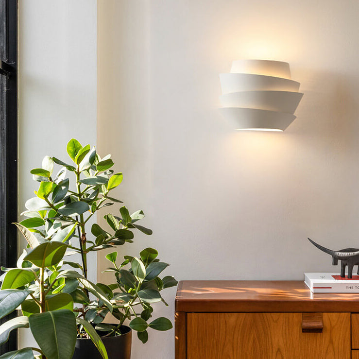 Namiya – Applique Japandi avec Design Asymétrique et Lumière Chaude