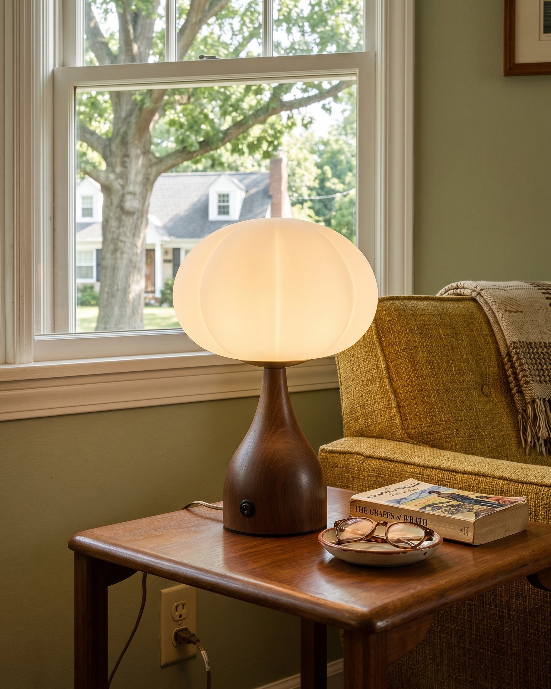Lampe de Table Avec Verre Rippé Et Base Couleur Noyer