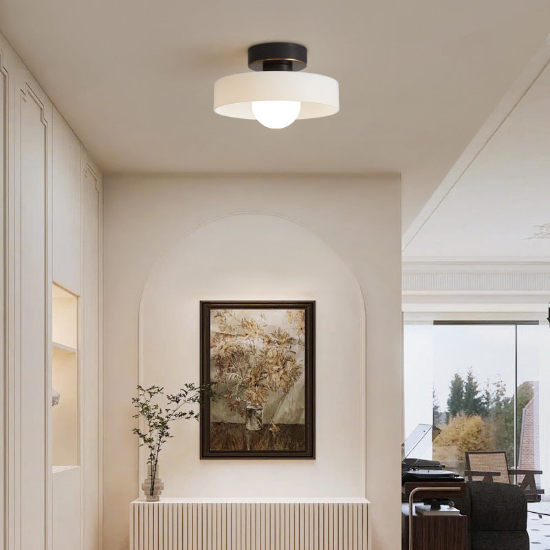 Plafonnier avec abat-jour rond et source de lumière centrale
