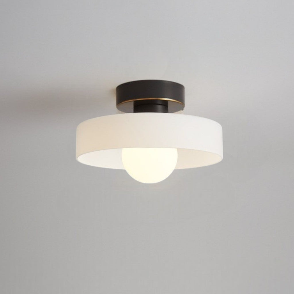 Plafonnier avec abat-jour rond et source de lumière centrale