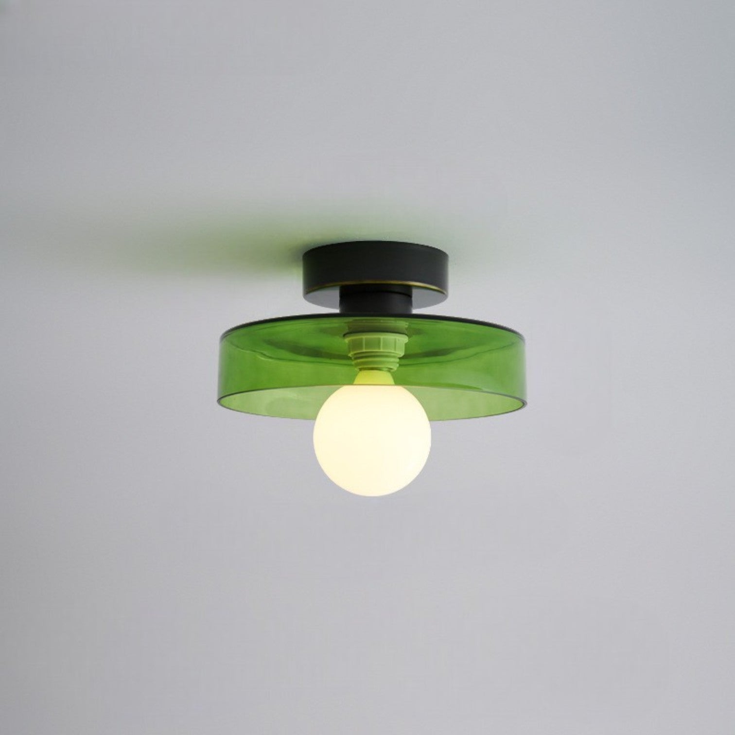 Plafonnier avec abat-jour rond et source de lumière centrale