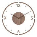 Simplicité nordique dans une horloge en bois