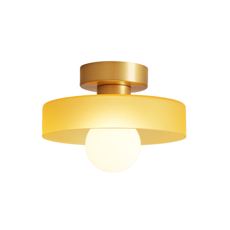 Plafonnier avec abat-jour rond et source de lumière centrale
