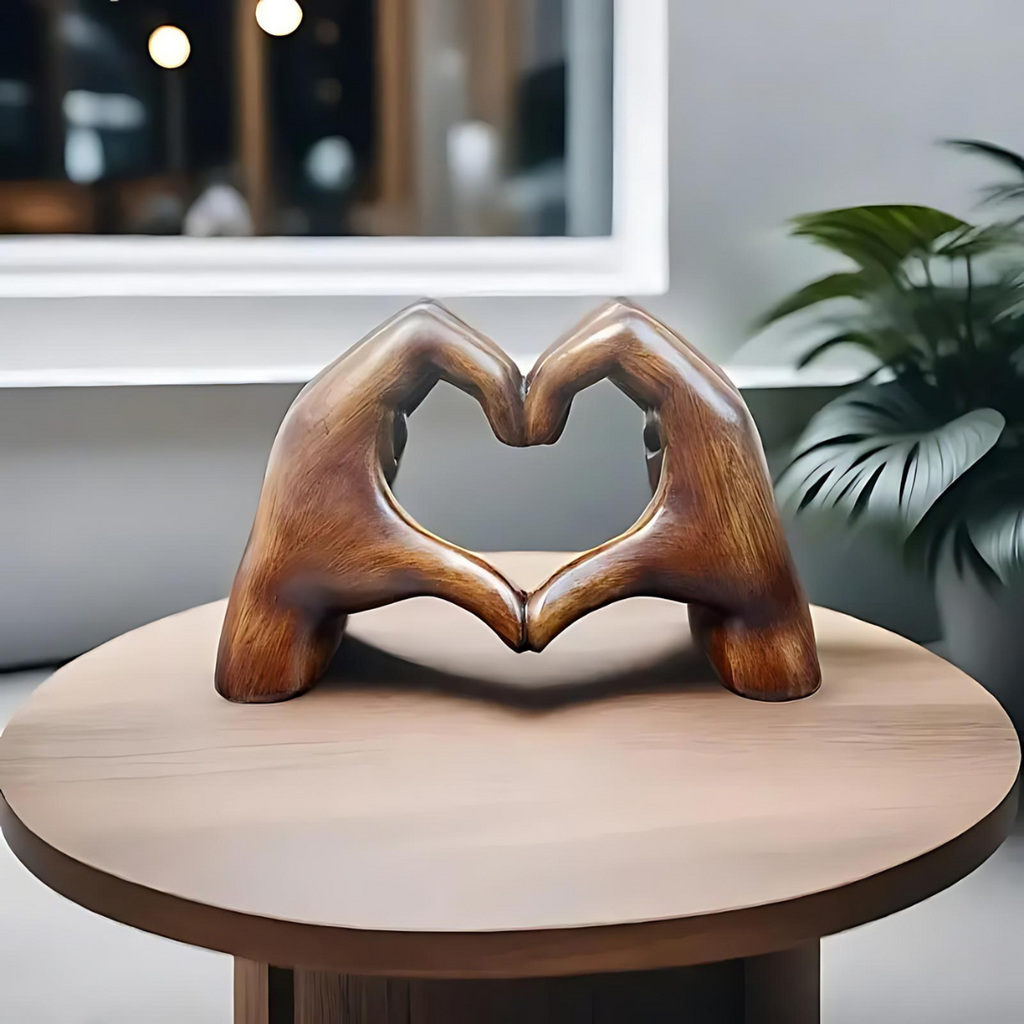Sculpture en Forme de Cœur : Art Moderne avec une Touche Romantique