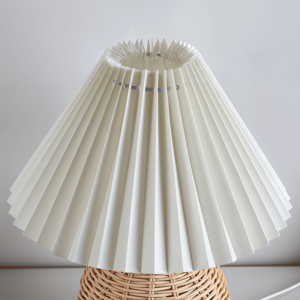 RaffiaGlow – Lampe de Table Plissée en Rotin au Design Rétro