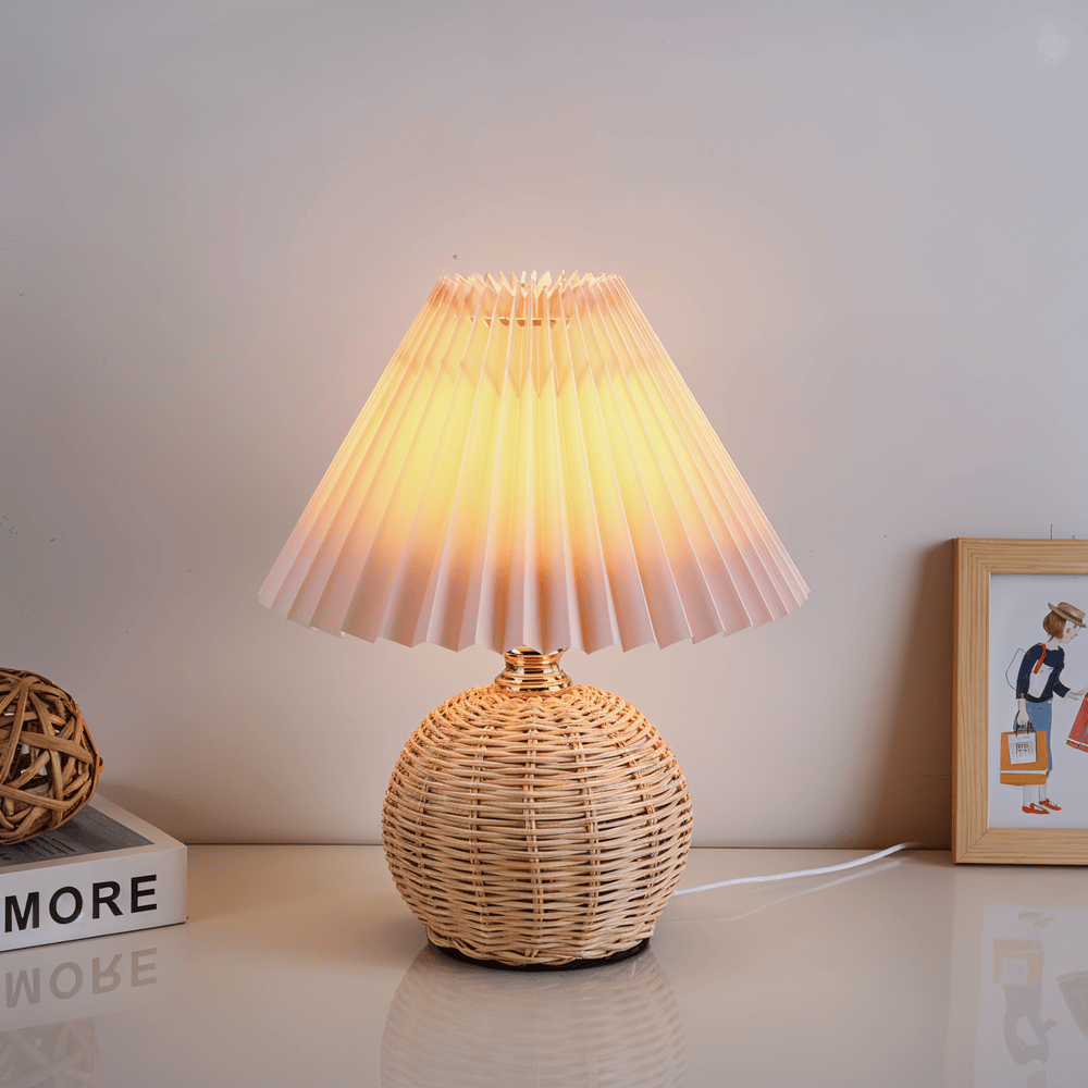 RaffiaGlow – Lampe de Table Plissée en Rotin au Design Rétro