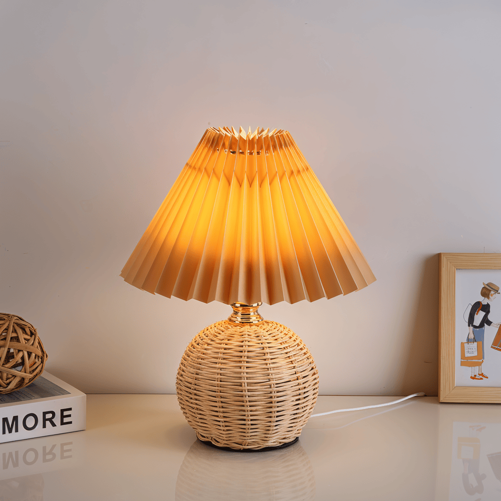 RaffiaGlow – Lampe de Table Plissée en Rotin au Design Rétro