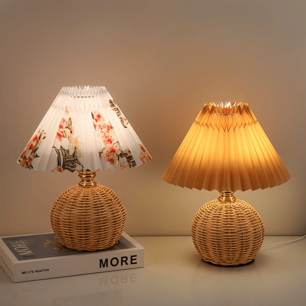 RaffiaGlow – Lampe de Table Plissée en Rotin au Design Rétro