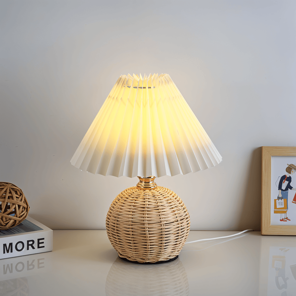 RaffiaGlow – Lampe de Table Plissée en Rotin au Design Rétro