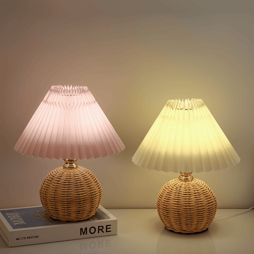 RaffiaGlow – Lampe de Table Plissée en Rotin au Design Rétro