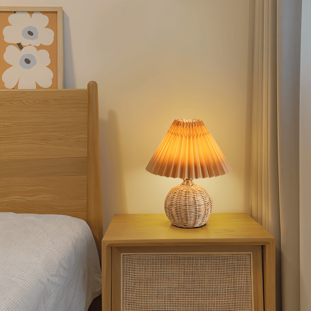 RaffiaGlow – Lampe de Table Plissée en Rotin au Design Rétro