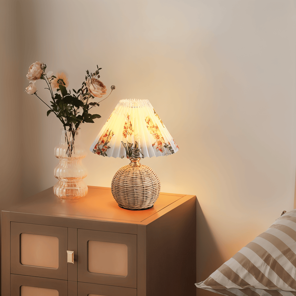RaffiaGlow – Lampe de Table Plissée en Rotin au Design Rétro