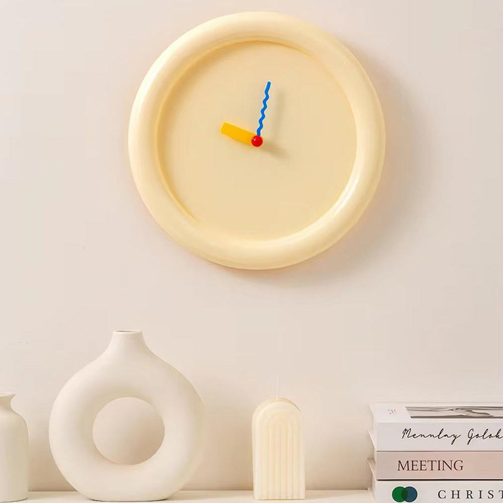 Horloge murale colorée au design moderne – style décoratif dopamine