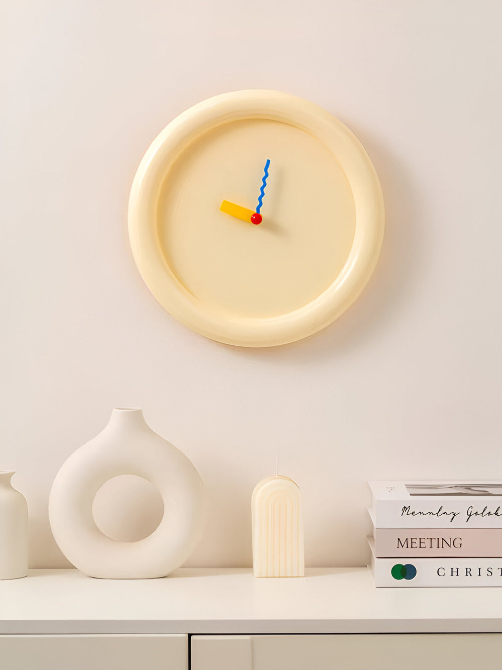 Horloge murale colorée au design moderne – style décoratif dopamine
