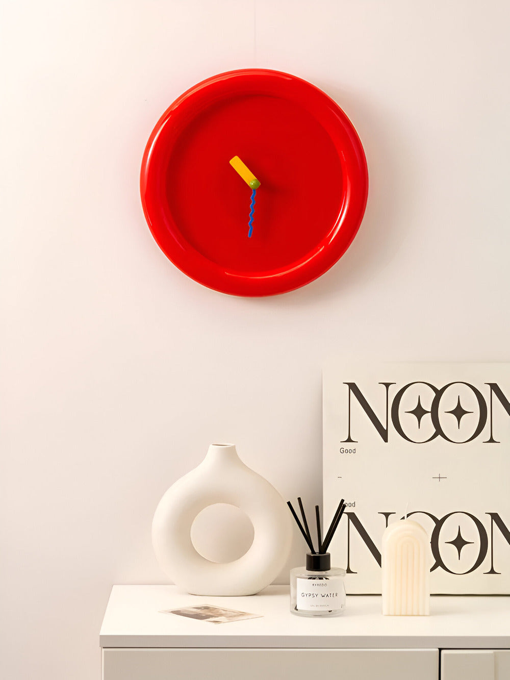 Horloge murale colorée au design moderne – style décoratif dopamine