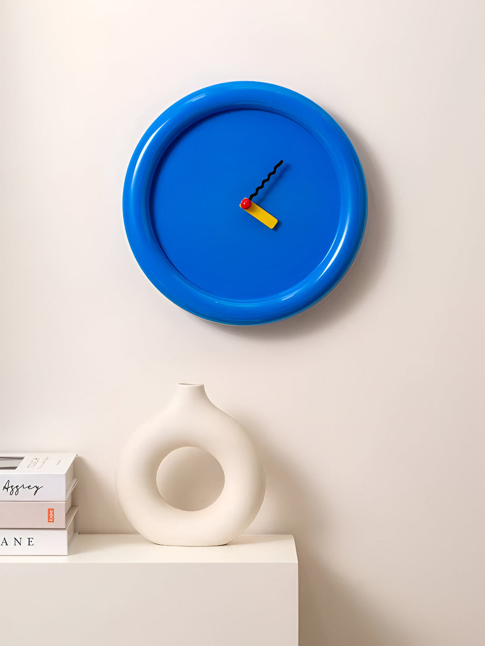 Horloge murale colorée au design moderne – style décoratif dopamine