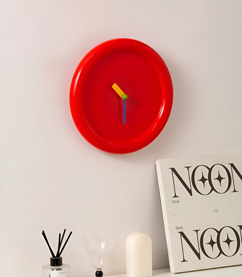 Horloge murale colorée au design moderne – style décoratif dopamine