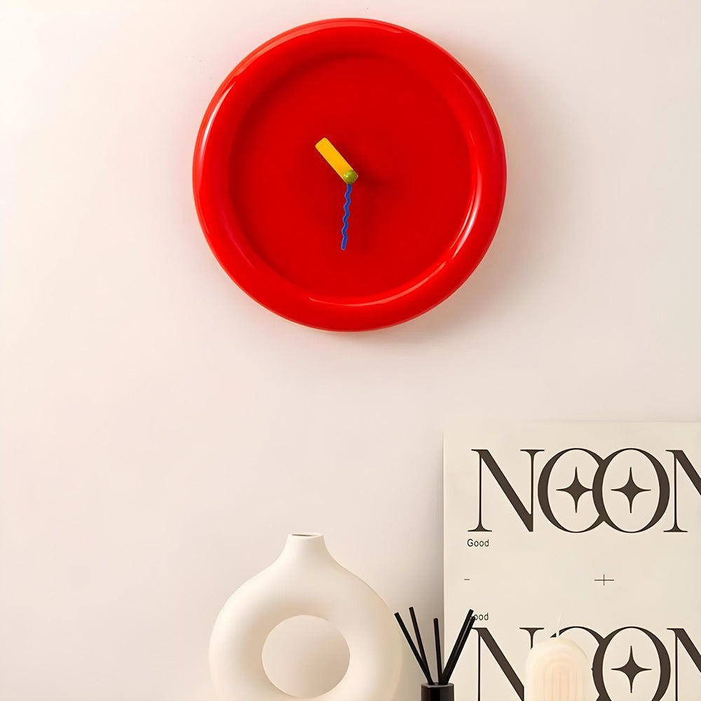 Horloge murale colorée au design moderne – style décoratif dopamine