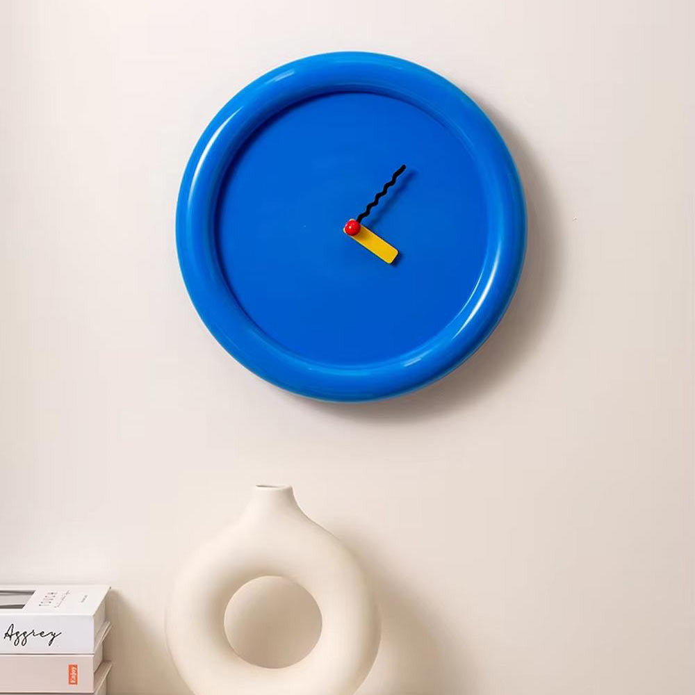 Horloge murale colorée au design moderne – style décoratif dopamine