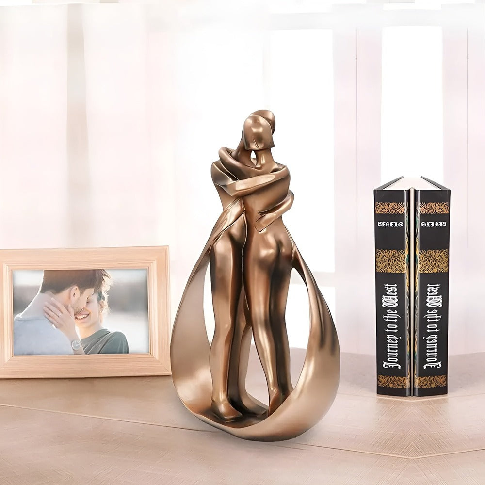 Sculpture d'un couple s'embrassant en design abstrait – décoration romantique