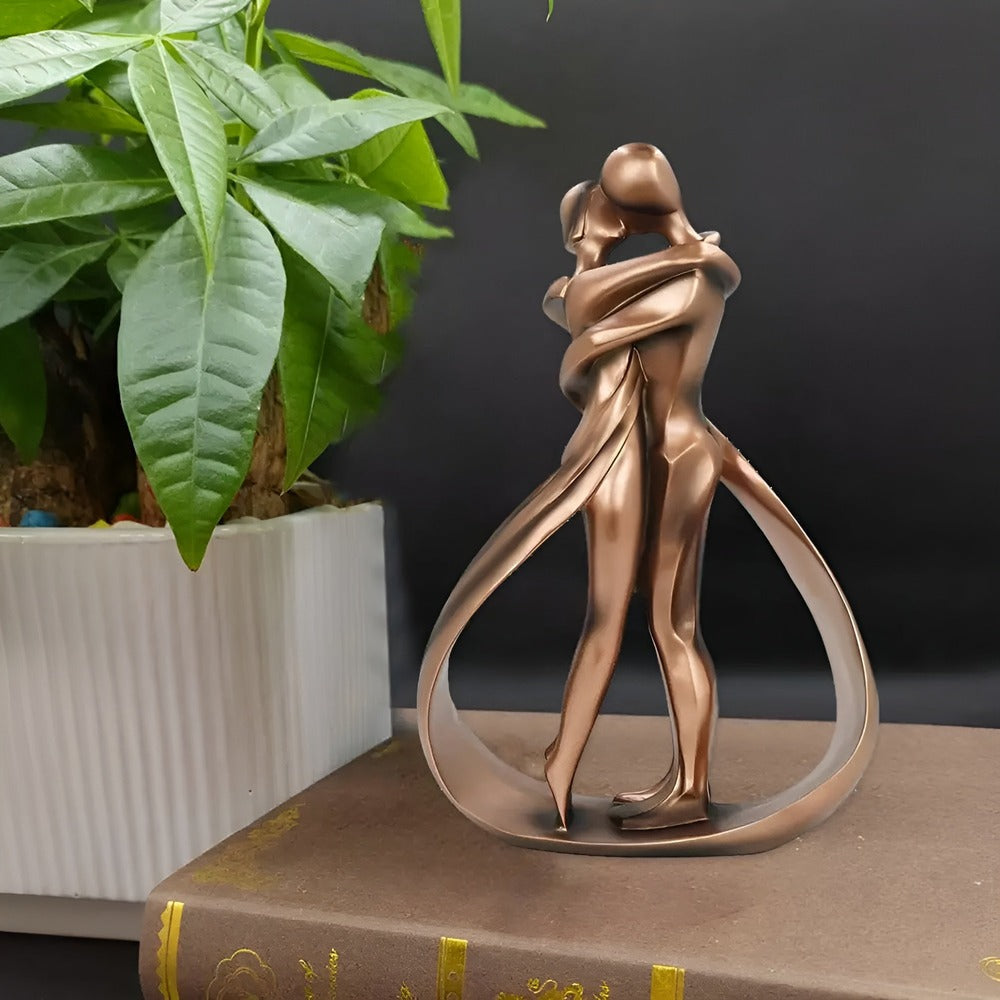 Sculpture d'un couple s'embrassant en design abstrait – décoration romantique