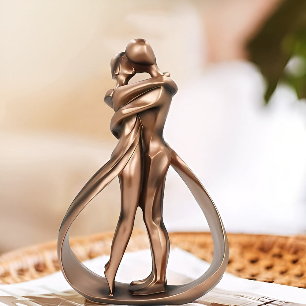 Sculpture d'un couple s'embrassant en design abstrait – décoration romantique