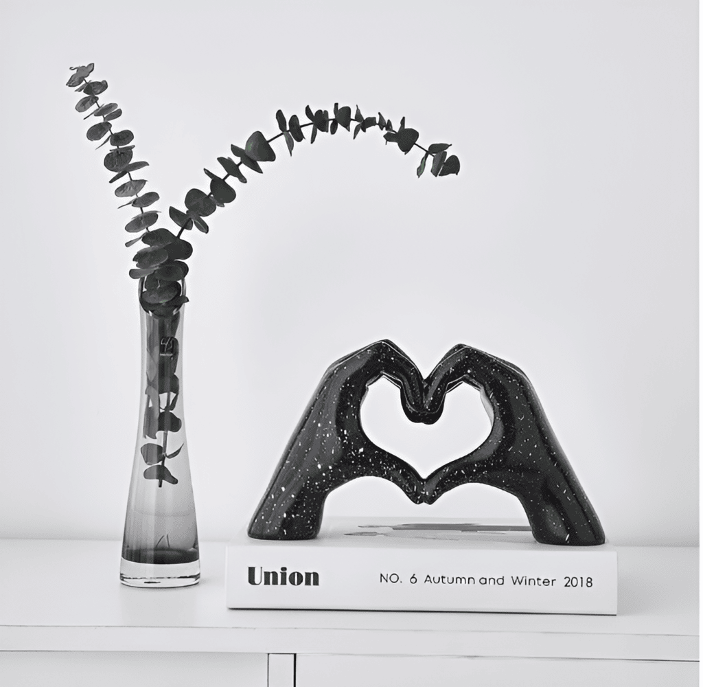 Sculpture de mains entrelacées – décoration moderne de l'amour