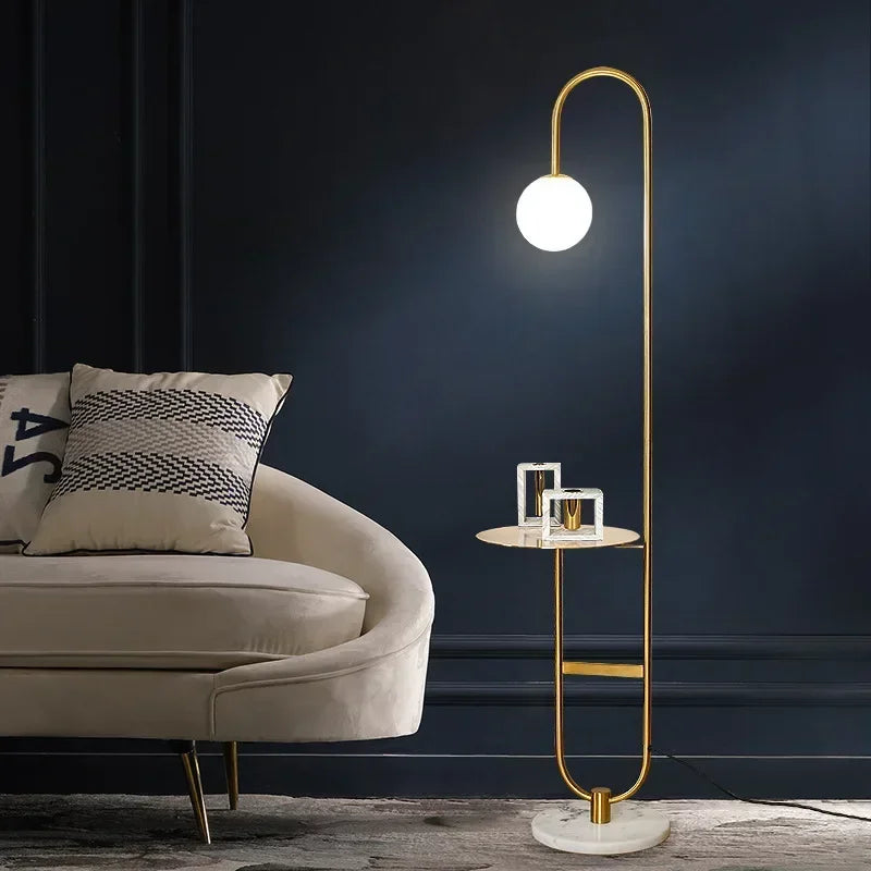 Lampe sur pied moderne avec table d'appoint intégrée