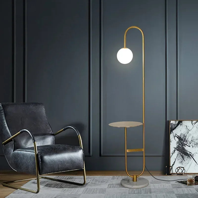 Lampe sur pied moderne avec table d'appoint intégrée