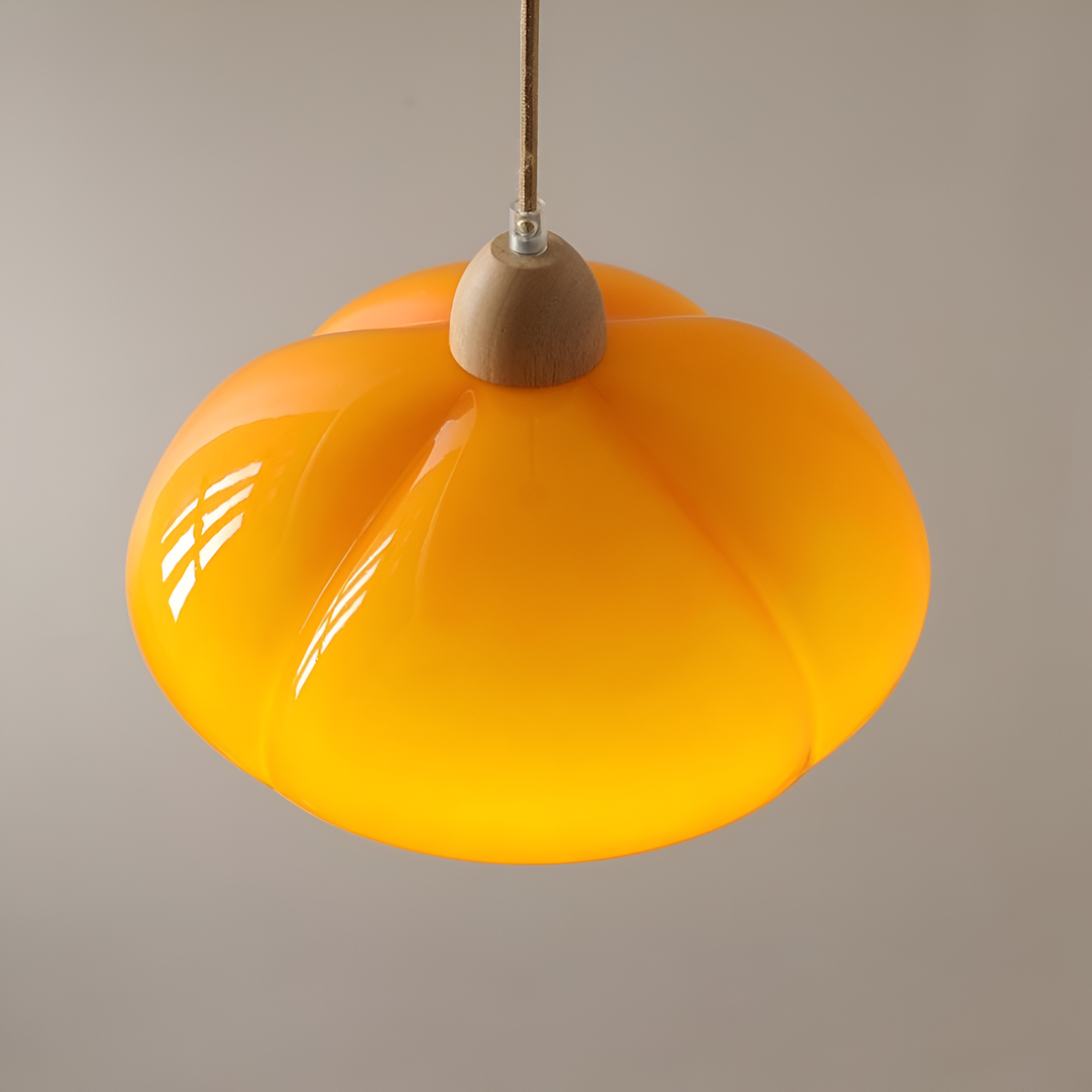 Suspension en verre et bois – lampe rétro au design nordique