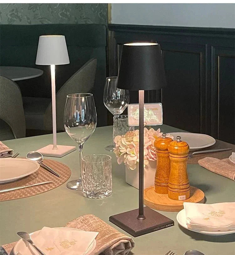 Lampe de table sans fil et rechargeable au design épuré
