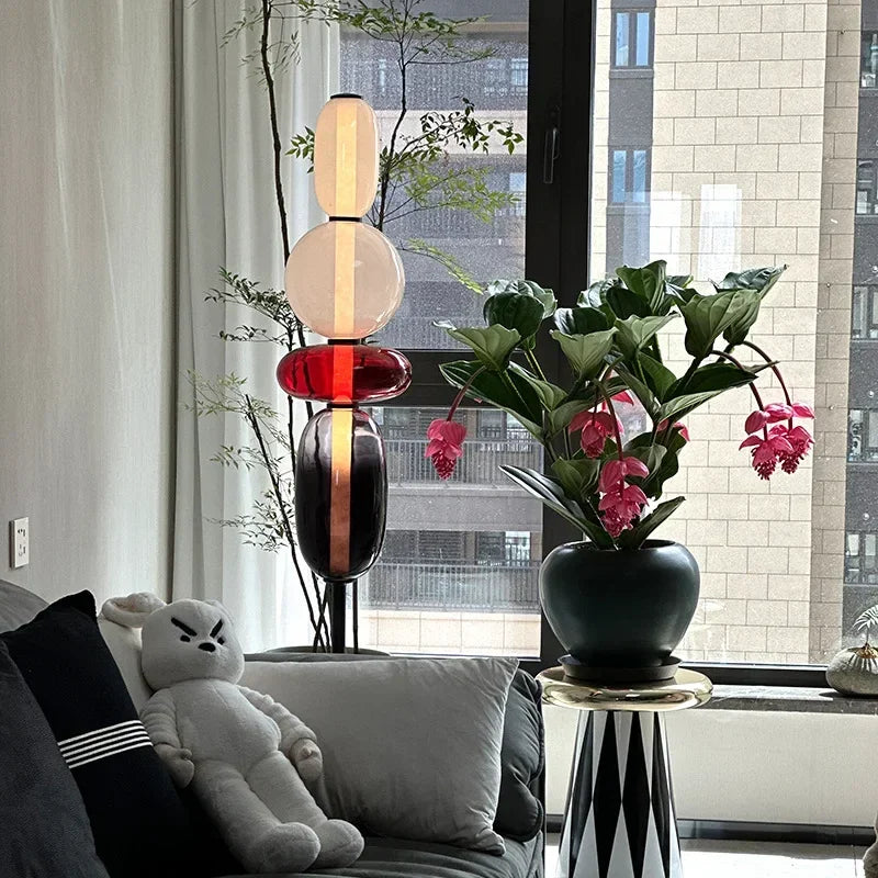 Lampe sur pied designer avec détails colorés