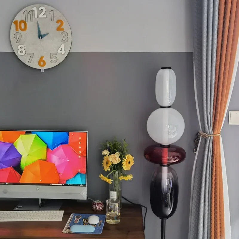 Lampe sur pied designer avec détails colorés