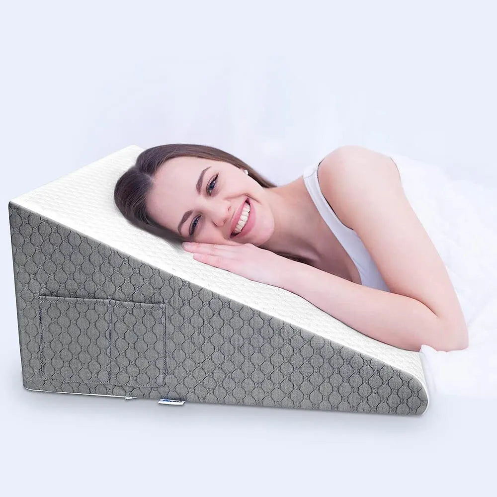 Skanto | Minne Skum Kilepute : Coussin triangulaire surélevé pour dormir, en cas de reflux gastrique, après une opération - Chambre, résidence étudiante, usage de bureau