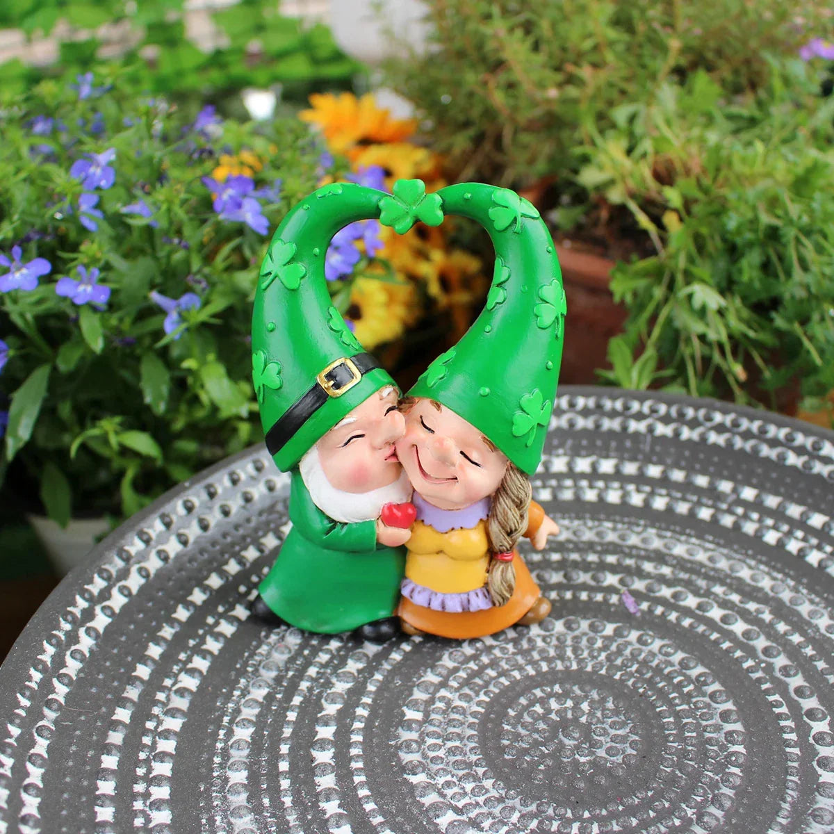 Figurine de jardin gnomes amoureux avec cœur et trèfle