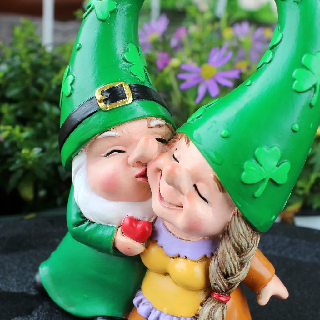 Figurine de jardin gnomes amoureux avec cœur et trèfle