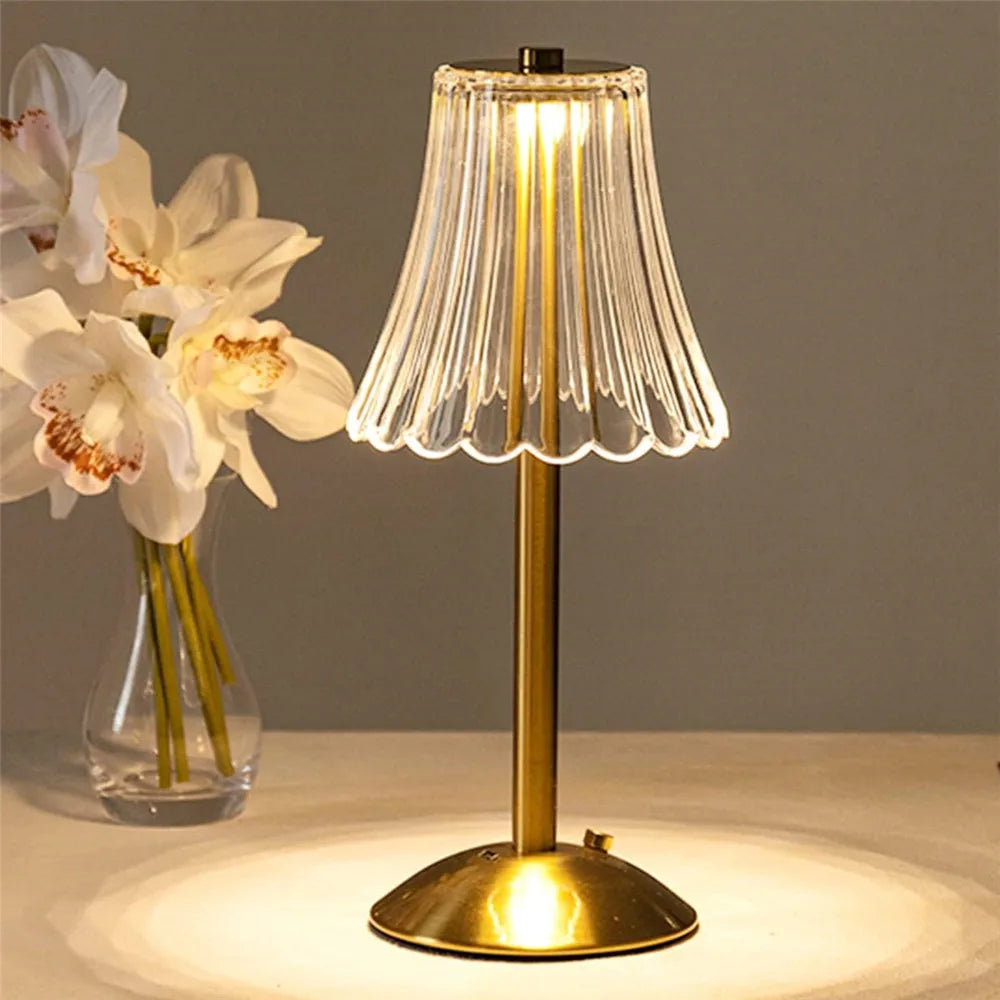 Lampe de table LED avec abat-jour en cristal et finition dorée, activée par le toucher