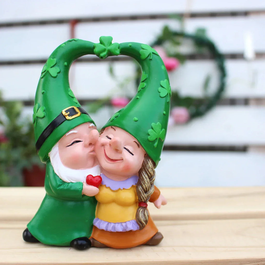 Figurine de jardin gnomes amoureux avec cœur et trèfle