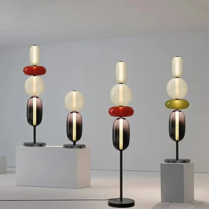 Lampe sur pied designer avec détails colorés