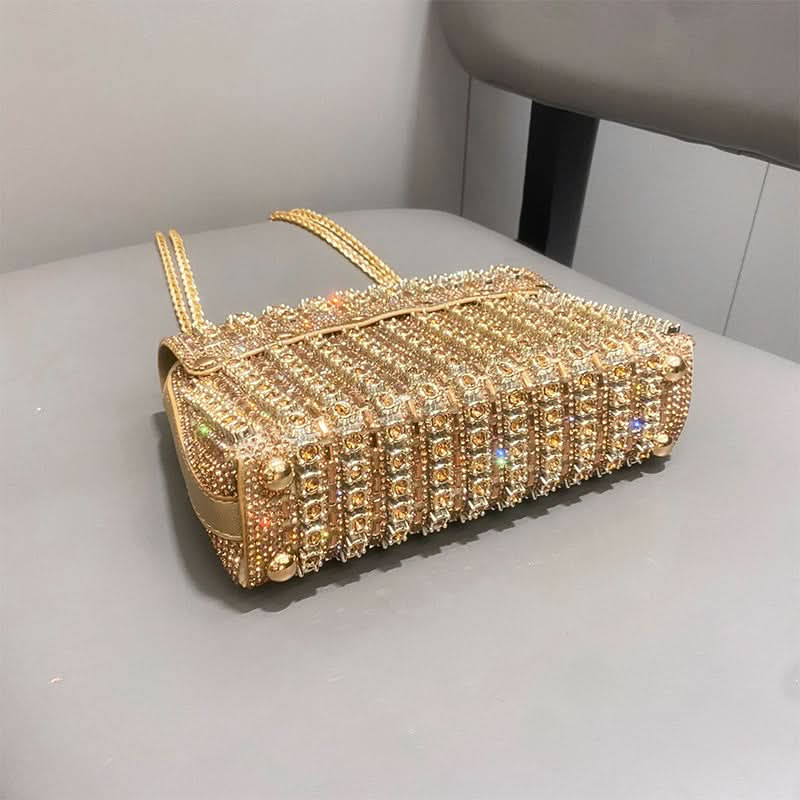Brillez le soir avec cette pochette glamour en strass